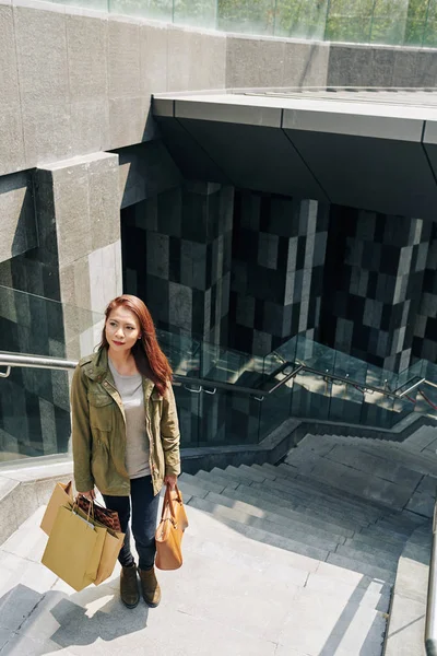 Hermosa Joven Asiática Chaqueta Desabrochada Pie Las Escaleras Con Bolsas —  Fotos de Stock