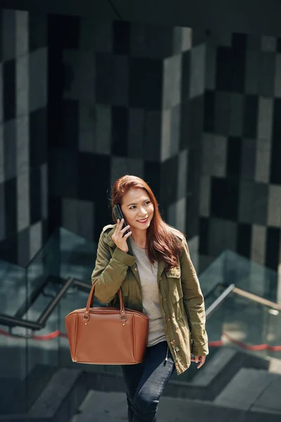 Mujer Vietnamita Feliz Caminando Aire Libre Llamando Por Teléfono —  Fotos de Stock