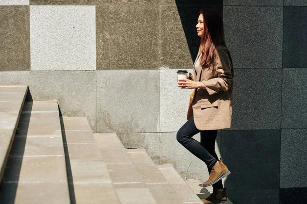 Kvinnliga Universitetsstuderande Skyndar Till Universitetet Med Kopp Morgonkaffe Händerna — Stockfoto