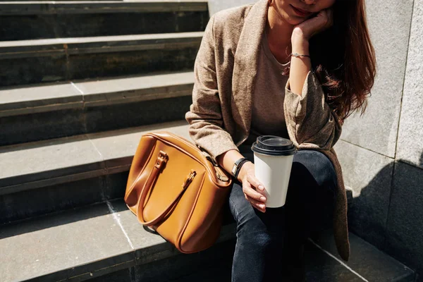 Imagem Recortada Jovem Deprimida Cansado Sentado Passos Beber Tirar Café — Fotografia de Stock