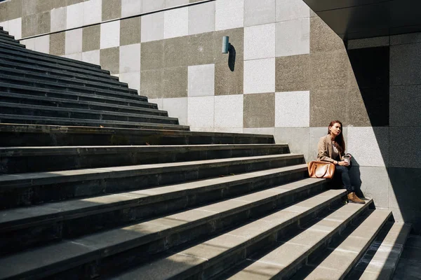 Triste Fatigué Jeune Asiatique Femme Assis Sur Les Marches Avec — Photo