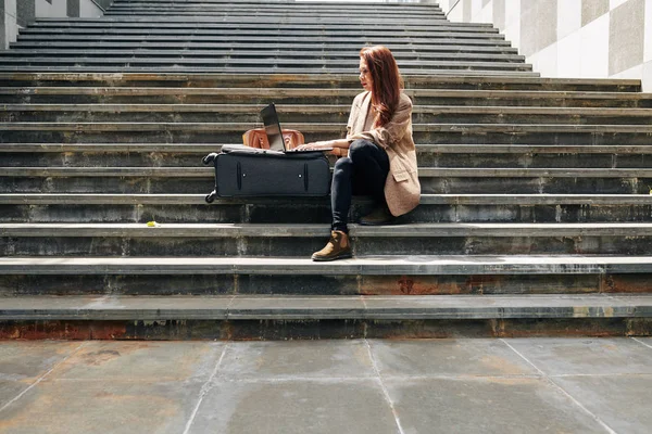 Vrouw Zit Trap Gebruikt Koffer Als Tafel Bij Het Werken — Stockfoto