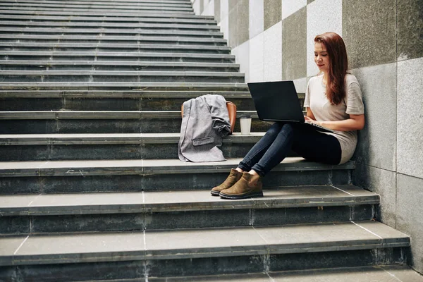 Mosolygó Női Szabadúszó Lépcsőn Szabadban Dolgozik Laptop Cikkeket Írni — Stock Fotó