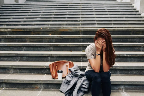 Traurig Depressive Junge Frau Bedeckt Gesicht Mit Händen Wenn Sie — Stockfoto