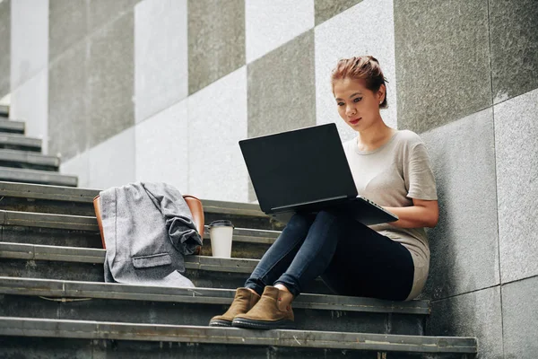 Female Freelancer Sitting Outdoors Laptop Reading News Articles Online — Stock Photo, Image