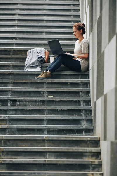 Giovane Donna Concentrata Sul Lavoro Seduta Gradini Con Laptop — Foto Stock