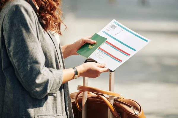 Feminino Informações Verificação Passageiros Seu Bilhete Avião Quando Terminal Aeroporto — Fotografia de Stock