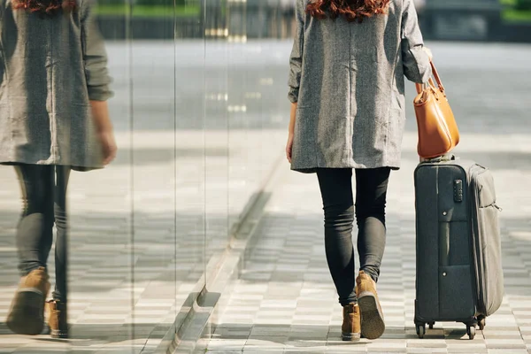 Donna Con Valigia Borsa Piedi All Ingresso Del Terminal Dell — Foto Stock