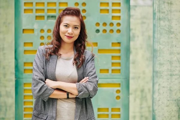 Kollarını Kavuşturup Kameraya Bakan Güzel Gülümseyen Asyalı Genç Bir Kadının — Stok fotoğraf