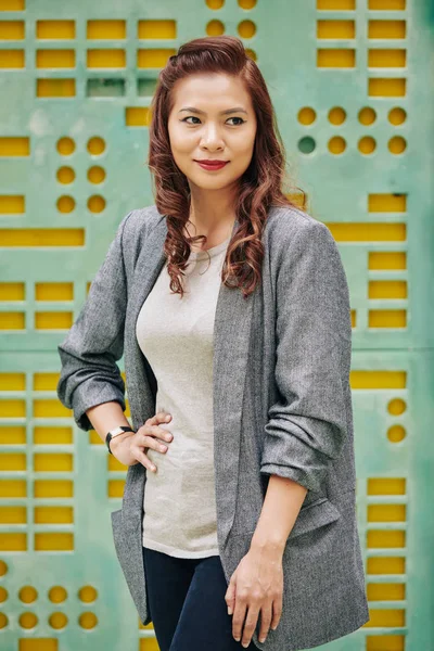 Kendine Güvenen Asyalı Kadın Dışarıda Dikilirken Gülümsüyor Başka Tarafa Bakıyor — Stok fotoğraf