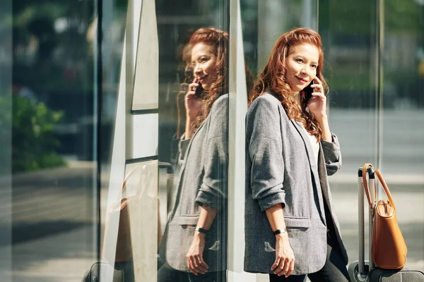 Ritratto Bella Donna Vietnamita Sorridente Appoggiata Alla Vetrina Quando Aspetta — Foto Stock