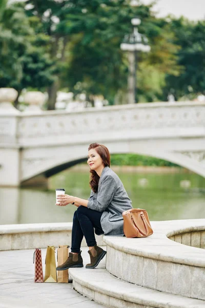 Sonriente Joven Vietnamita Sentada Gran Río Tomando Café Disfrutando Vista —  Fotos de Stock