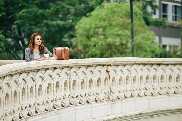 Mooie Vietnamese Vrouw Staan Brug Met Kopje Take Away Koffie — Stockfoto