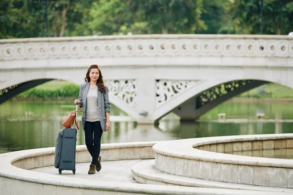 Glückliche Vietnamesische Touristin Die Mit Einem Großen Koffer Park Fluss — Stockfoto