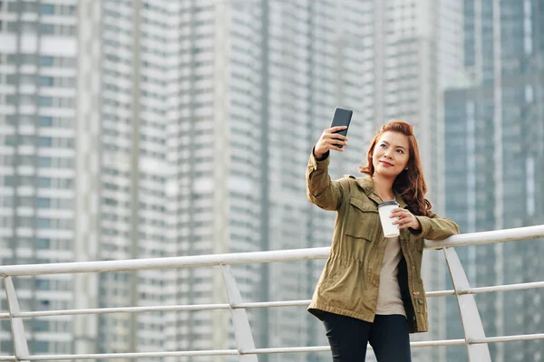 Usmívající Mladá Vietnamka Žena Sditnking Šálek Odnést Kávu Brát Selfie — Stock fotografie