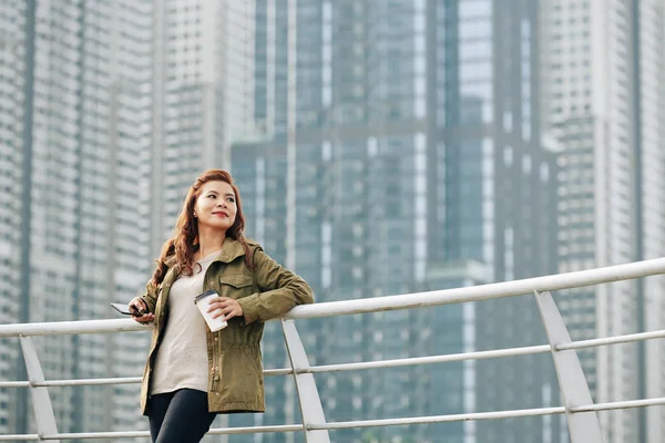 Mulher Asiática Bonita Positiva Com Smartphone Mão Apoiando Corrimão Ponte — Fotografia de Stock