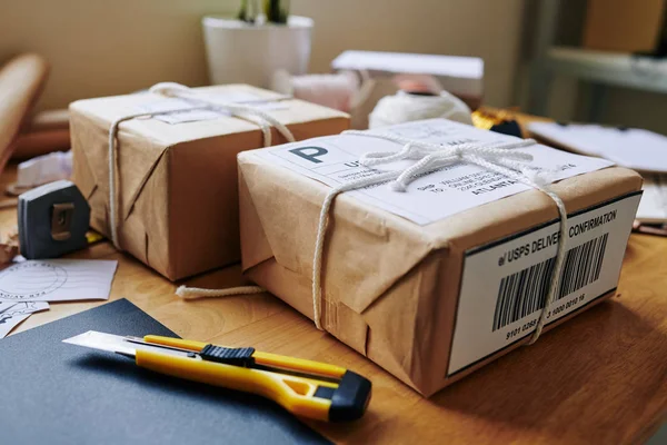 Ingewikkelde Vastgebonden Verpakkingen Klaar Worden Geleverd Boxcutter Gereedschap Tafel — Stockfoto