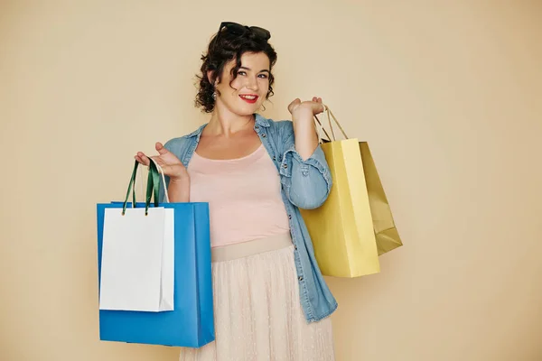 Ritratto Donna Felice Shopaholic Mostrando Sacchetti Carta Con Acquisti — Foto Stock