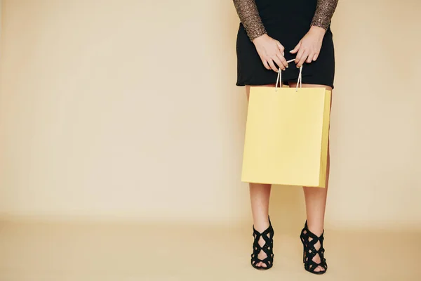 Estudio Foto Mujer Con Bolso Compras Amarillo Pastel Con Vestido — Foto de Stock