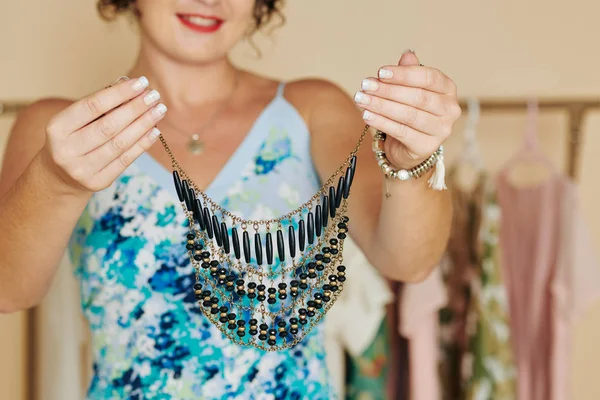 Sorridente Giovane Donna Con Mani Curate Dimostrando Bella Collana — Foto Stock