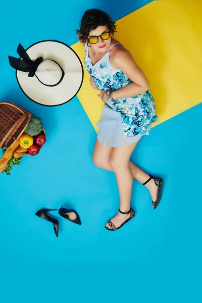 Woman Sunglases Lying Bright Floor Basket Fruits Looking Camera — Stock Photo, Image