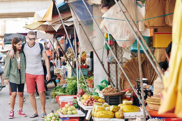 Młoda Europejska Para Spacerująca Azjatyckim Rynku Ulicznym Kupująca Lokalne Owoce — Zdjęcie stockowe