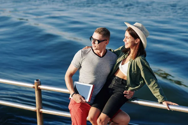 Jovem Casal Caucasiano Feliz Com Tablet Digital Desfrutando Passeio Balsa — Fotografia de Stock