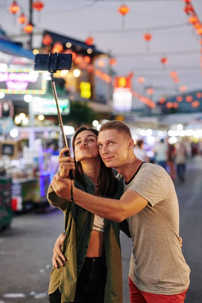 Felice Giovane Coppia Innamorata Prendere Selfie Smartphone Quando Cammina Mercato — Foto Stock