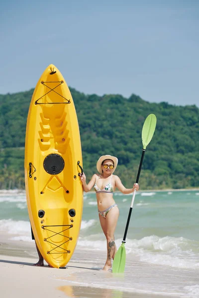 Pretty Young Asian Woman Bikini Posing Paddle Big Kayak Boat — 스톡 사진