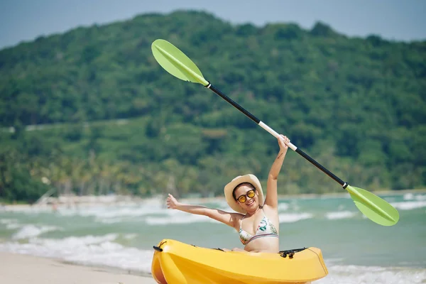 Freudige Junge Vietnamesin Mit Hut Und Sonnenbrille Sitzt Kajak Boot — Stockfoto