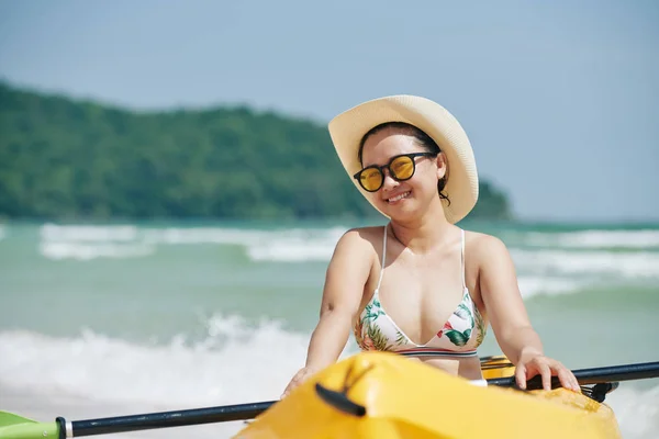 海でカヤックを楽しむサングラスで素敵な笑顔アジアの女性の肖像画 — ストック写真