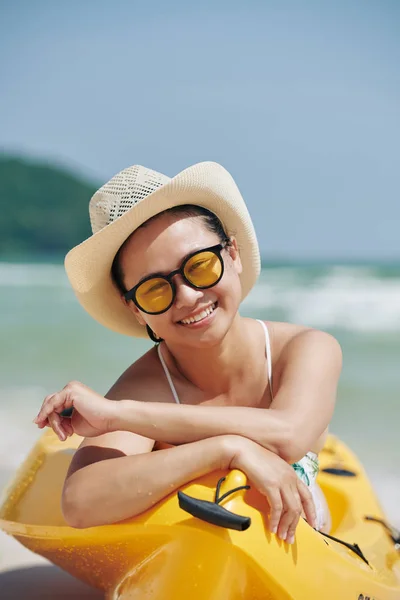 Ganska Leende Ung Vietnamesisk Kvinna Halmhatt Och Solglasögon Sitter Kajak — Stockfoto