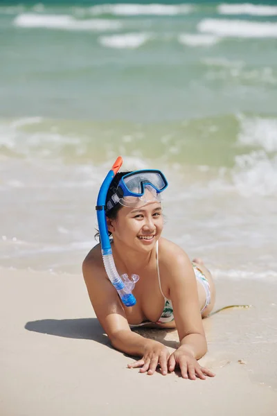 Mulher Vietnamita Jovem Alegre Com Snorkel Máscara Deitado Praia Sorrindo — Fotografia de Stock