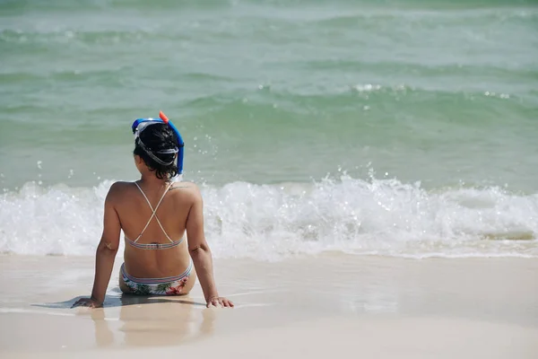 Zadní Pohled Krásné Mladé Ženy Sedí Pláži Šnorchlování Masky Těší — Stock fotografie