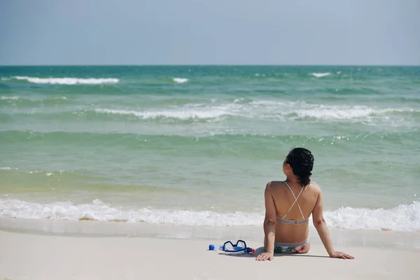 Plajda Oturan Şnorkelle Yüzdükten Sonra Deniz Dalgalarını Izleyen Bikinili Genç — Stok fotoğraf