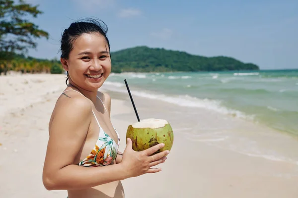 Feliz Mujer Joven Vietnamita Con Cóctel Coco Fresco Playa — Foto de Stock