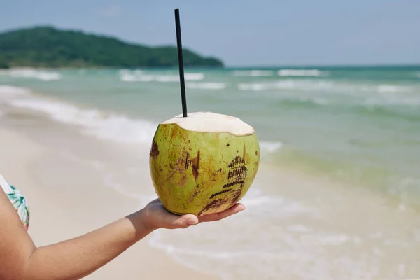 Zielony Kokos Słomką Dłoni Młodej Kobiety Spędzającej Czas Plaży — Zdjęcie stockowe