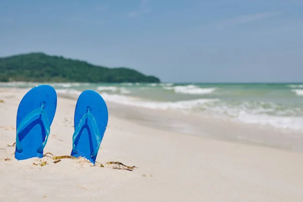 Leuchtend Blaue Flipflops Sand Strand Hintergrund Meereswellen — Stockfoto