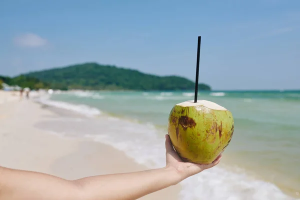 Mano Donna Che Tiene Cocco Verde Con Paglia Bere Contro — Foto Stock