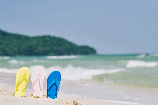 Três Chinelos Praia Tropical Ensolarada Ondas Mar Fundo — Fotografia de Stock