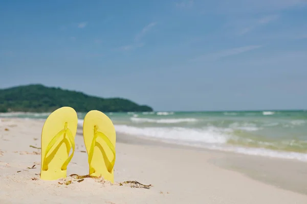 Chinelos Amarelos Brilhantes Praia Areia Mar Conceito Férias Verão — Fotografia de Stock