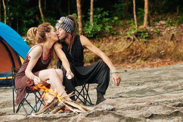 Embrasser Élégant Couple Mature Assis Sur Des Chaises Pliantes Par — Photo