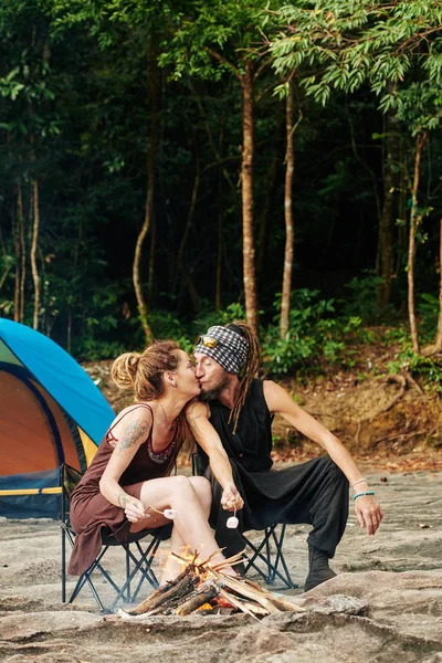 Mature Couple Caucasien Assis Sur Des Chaises Pliantes Sur Sable — Photo