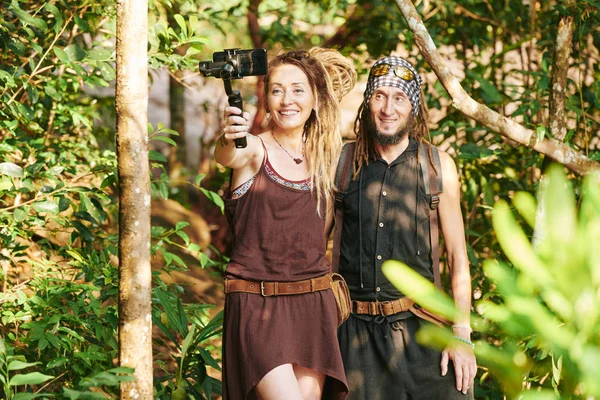 快乐的中年夫妇在森林里徒步旅行 用智能手机自拍 — 图库照片