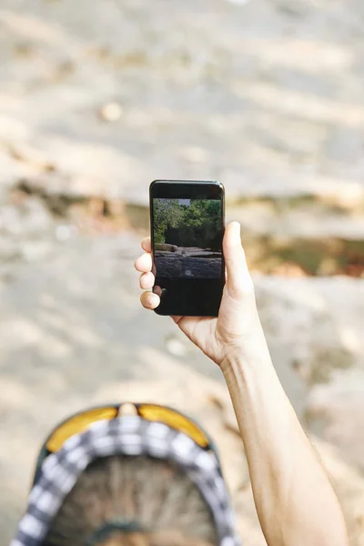 Mano Del Turista Usando Cámara Teléfono Inteligente Tomar Fotos Naturaleza — Foto de Stock