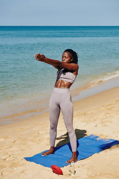 Тонка Посадка Молода Чорна Жінка Зверху Легінси Насолоджуючись Вправами Пляжі — стокове фото