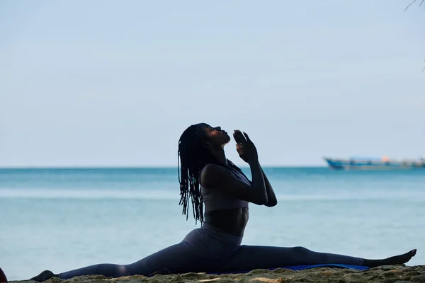 Giovane Donna Che Scissioni Tenere Mani Namaste Gesto Bel Mare — Foto Stock