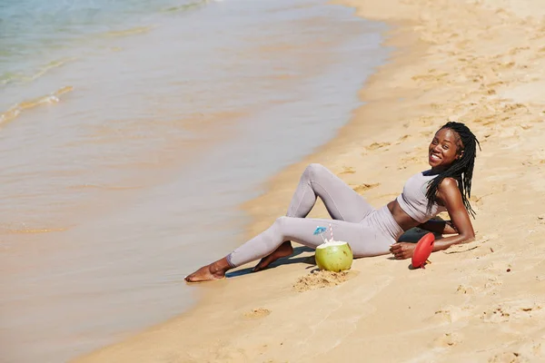 Happy Young Fit Femme Noire Reposant Sur Plage Avec Cocktail — Photo