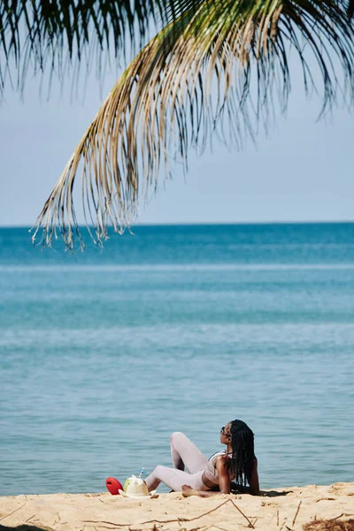 Junge Frau Top Und Leggins Die Sich Strand Unter Palmen — Stockfoto