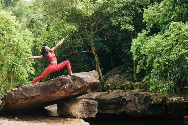 Bella Sportiva Nera Top Rosso Brillante Leggins Praticanti Guerriero Due — Foto Stock